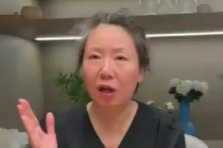 成都女子遇害案母亲法院门口晕倒