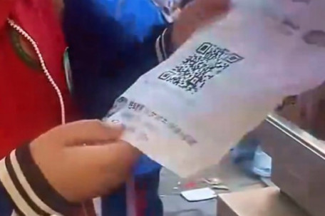 小学生持二维码买煎饼 