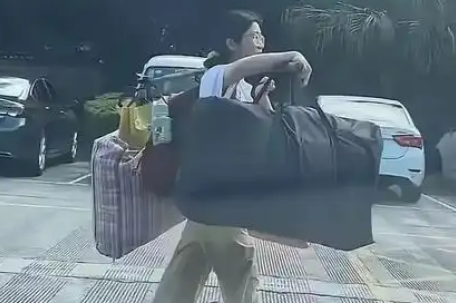 高考扁担女孩开通社媒账号？假