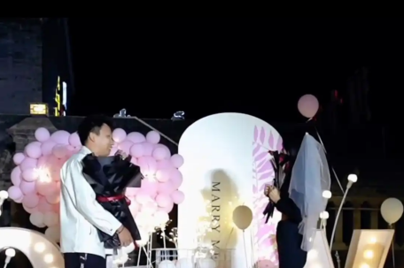 网红“峻宁峻宁”求婚成功