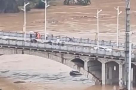 洪水1小时覆盖近半个榕江城区 