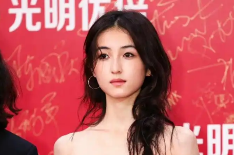 张子枫脚踩20cm高跟鞋走红毯