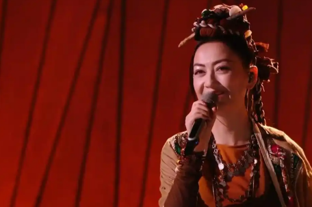 者来女《歌手》表演被说像跳大神