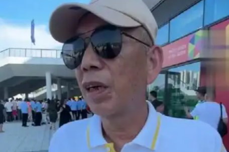 国足球迷：看国足受气 看苏超提气 