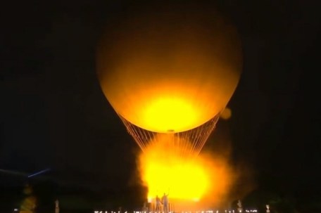 巴黎奥运火炬台是热气球