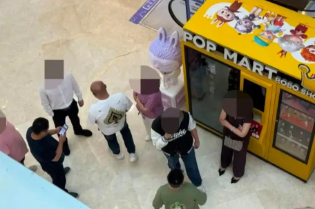 黄牛抢购LABUBU 锁喉殴打劝阻者