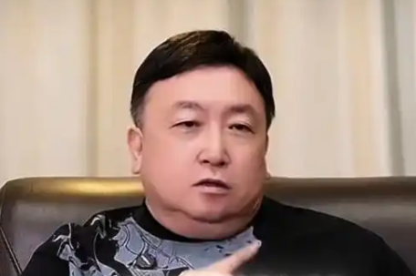 王晶曝成龙曾被粉丝扇耳光