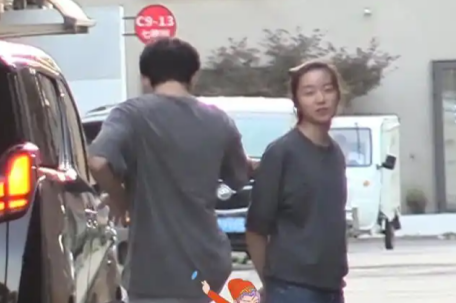 吴磊和助理打闹好像小朋友