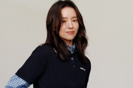 董洁回大连逛夜市 素颜撸串喝扎啤