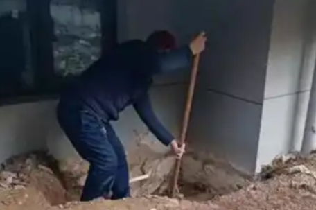 新房挖出男性尸骨 开发商拒退换