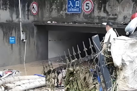 湖南小区车库被淹4人失联：1人已获救 