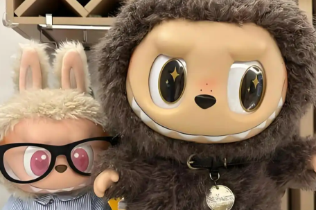 女生兼职给LABUBU钩衣服月入超2万