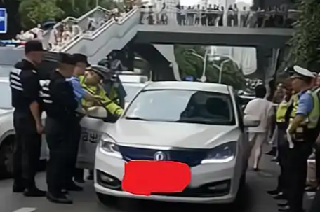 司机在考点疯狂按喇叭被交警扣住