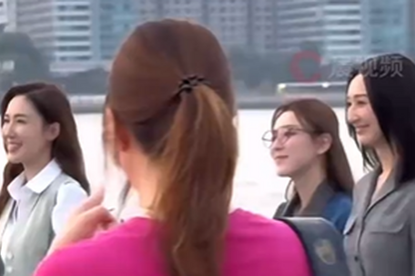 新闻女王团走过来感觉气血都足了