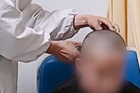 继母捂住亲妈眼睛不看脑瘤男孩剃头 