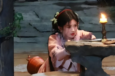 鞠婧祎片场意外摔倒 重重磕到下巴