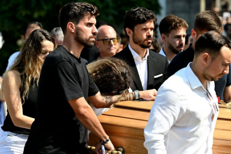 若塔葬礼上遗孀趴棺痛哭