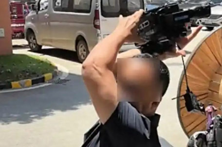 警方通报男子砸记者采访设备：刑拘