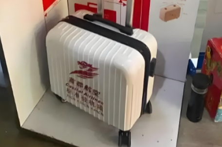20寸行李箱被要求托运 首都航空回应 