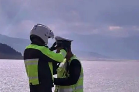 交警小哥泪奔被同事暖心安抚