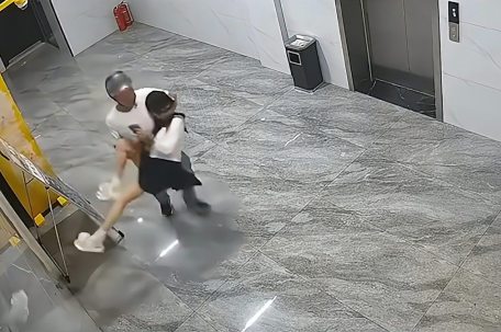 电梯厅抱压猥亵女子的头盔男被抓