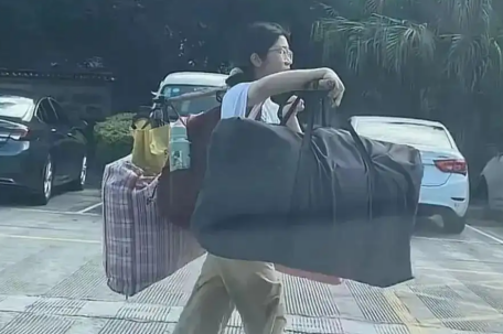 挑扁担回家女孩校长回应张雪峰