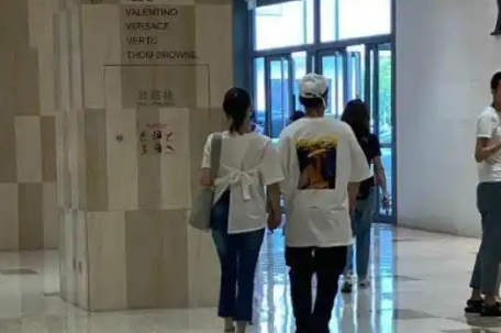 郑恺苗苗挽手逛街画面好甜