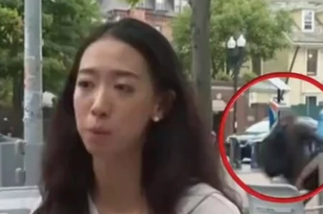 哈佛中国女生采访时后面2人在打架