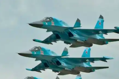 俄苏34战机打击乌基地：投下重磅炸弹