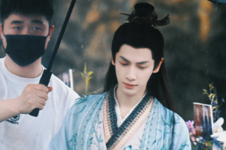 罗云熙剧组工作人员殴打代拍