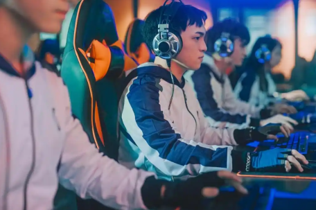 志愿报了电竞的男孩 如今直播卖耳机