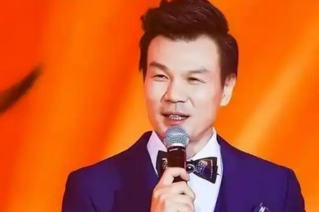 主持人李彬露面 满头白发脸部浮肿