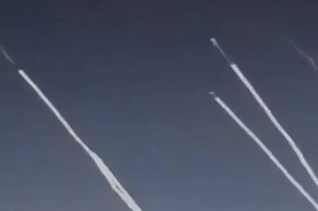 伊朗导弹齐射画面 尾迹割裂天空