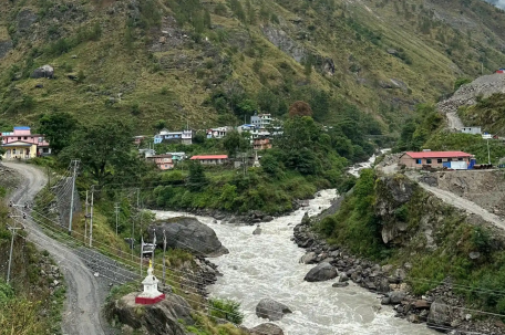 西藏口岸发生泥石流 已致17人失联