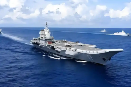 香港市民登山东舰排队体验枪械