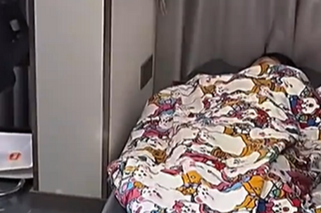 女生在公司午休一觉睡到五点半