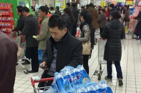 杭州出现臭味自来水 居民抢购瓶装水