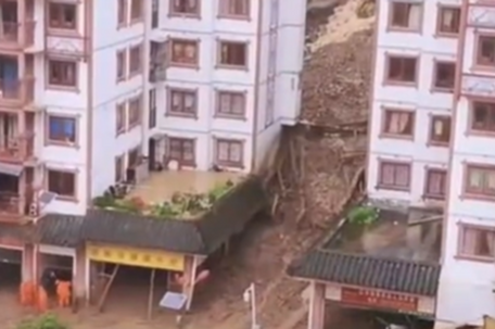 贵州暴雨山洪冲入居民楼 