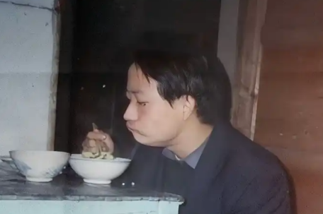 残疾企业家考第一名仍被拒绝入学