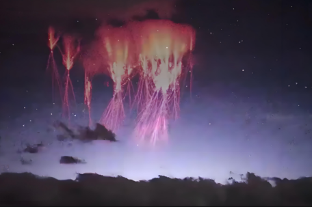 西藏山南罕见红色精灵闪电