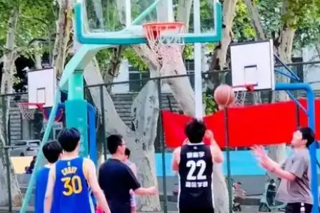 武大学子一睁眼：定向越野4公里