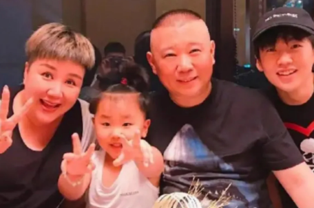 郭德纲一家三口罕见露面