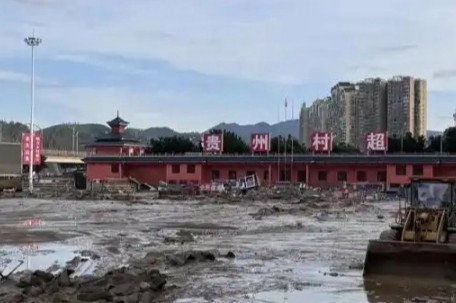 实地探访暴雨后榕江村超体育场