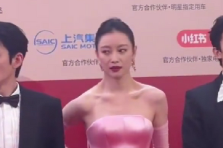 朱一龙吴磊帮倪妮整理裙子