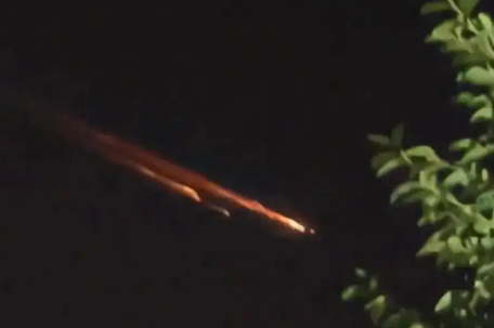 多地网友目击夜空不明飞行物