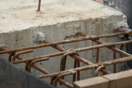 工人徒手掰断钢筋？河北通报