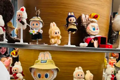 网友抢到LABUBU一看店名是泡泡特玛 