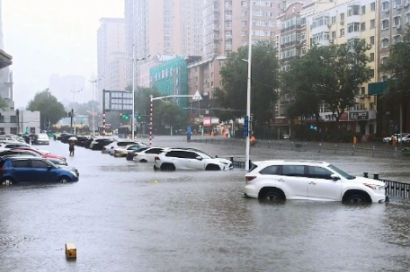 暴雨后家长开两栖战车接娃？假