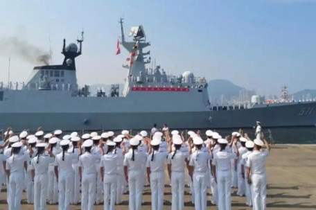 山东舰航母编队返航离开香港