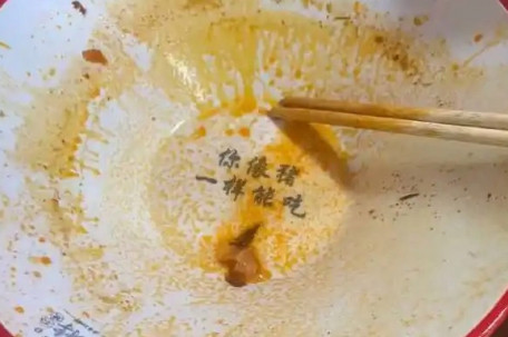 碗底印“你像猪一样能吃” 门店道歉